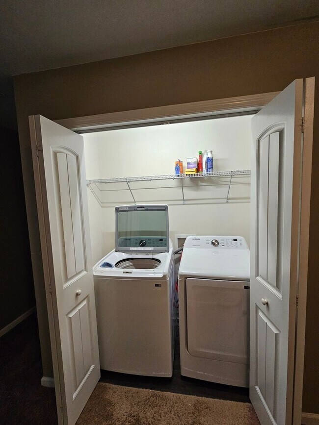 Building Photo - Spacious & Well Maintained Townhouse!