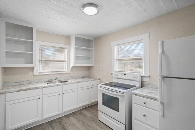 Building Photo - 935 Union St S