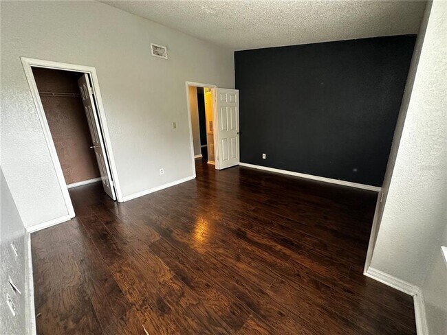 Building Photo - 2942 Antique Oaks Cir