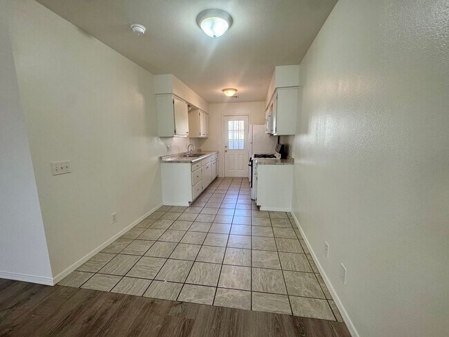 Building Photo - 2 Bedroom, 1 Bath Apartment in Bullhead Ci...