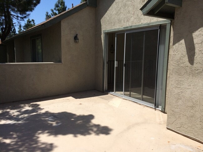 Building Photo - Decker Townhome