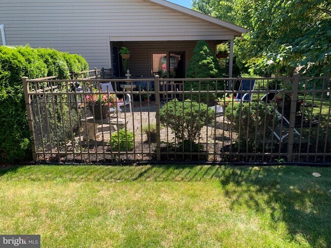 Building Photo - 330 Parkwood Dr