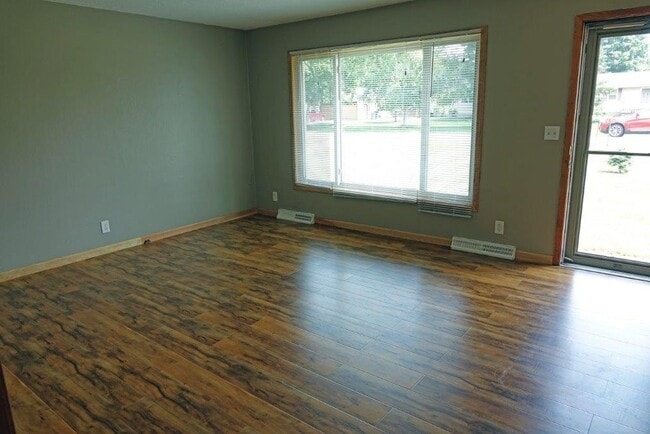Building Photo - 62 W Woodridge Dr