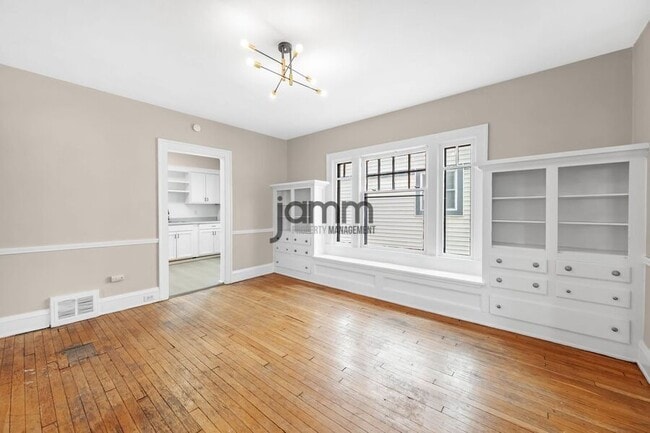 Building Photo - 1695 Glenmont Lower
