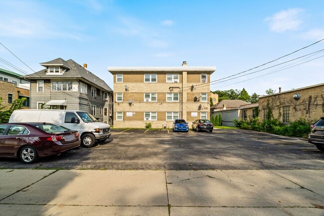 Building Photo - 929 S Oak Park Ave