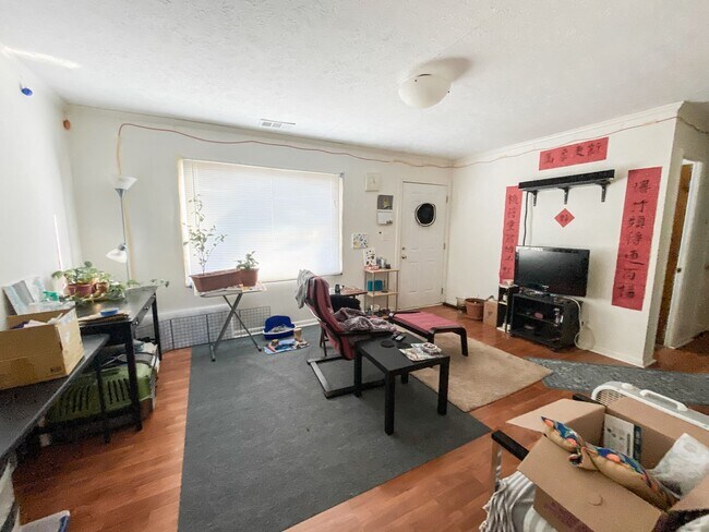 Building Photo - 3 Bedroom and 1 bathroom home