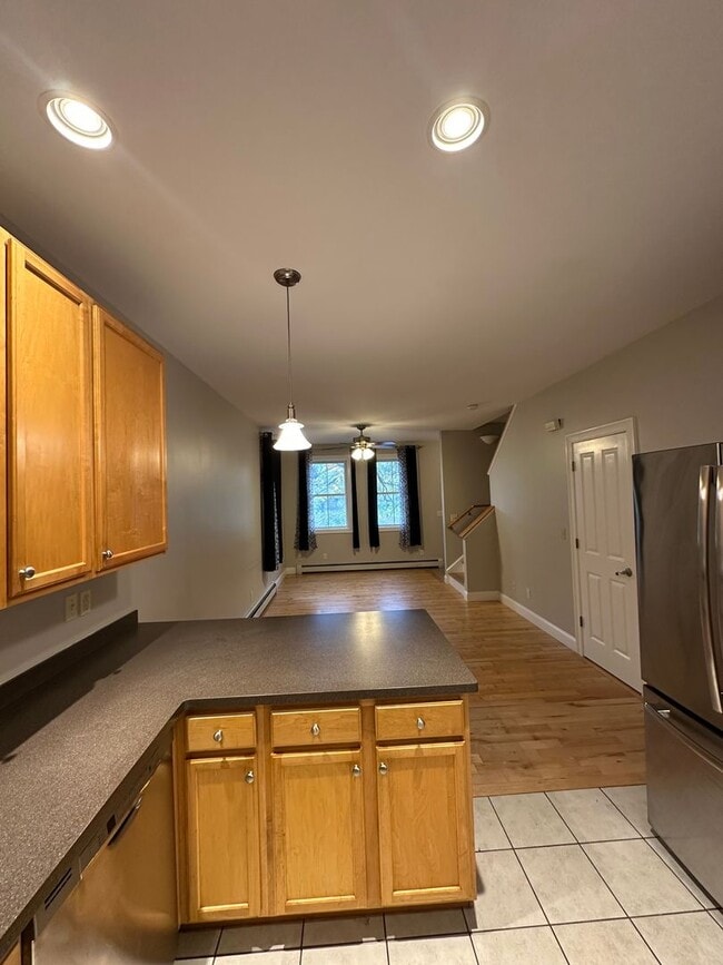 Building Photo - Beautiful Townhouse in NEW NORTH END Burlington 3BD/4BA