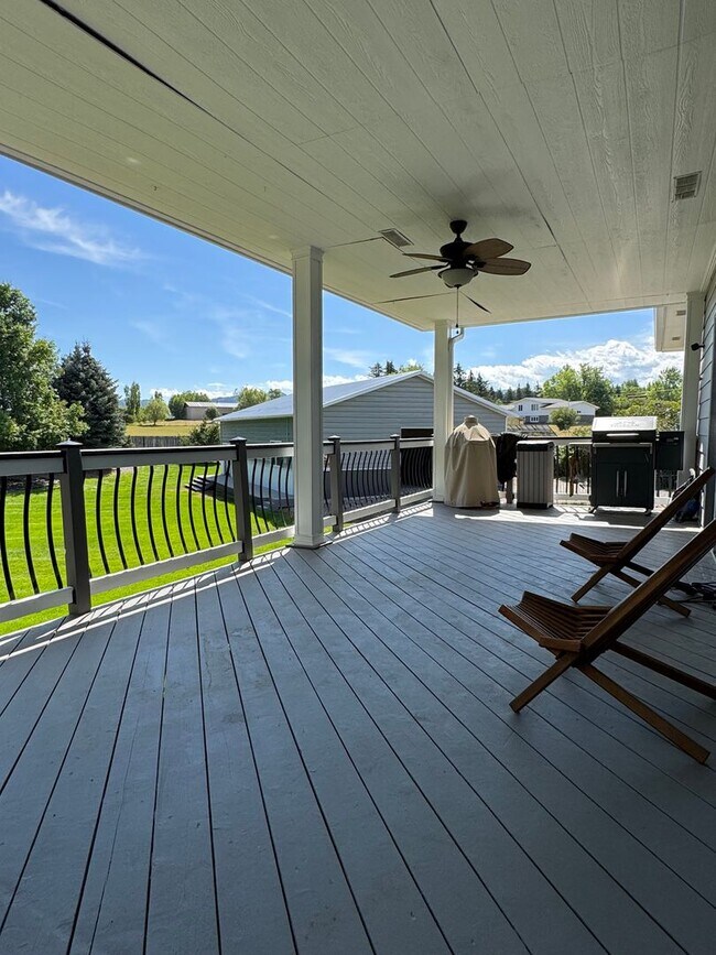 Building Photo - Spacious and Private 5-Bedroom Home for Re...
