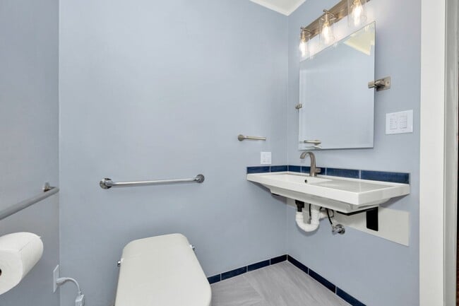 Building Photo - Spacious & Charming in Scottsboro!