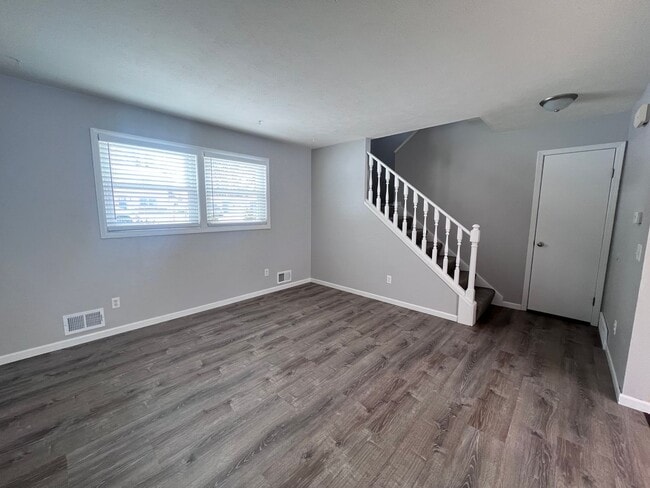 Building Photo - Updated 2 Bedroom Side by Side Duplex!