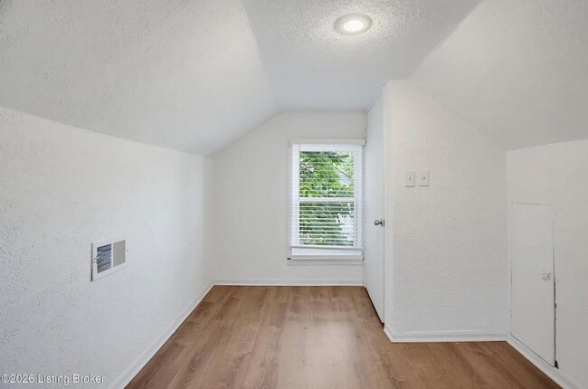 Building Photo - 4015 Valley View Dr