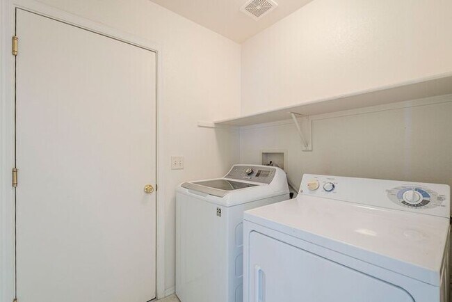 Building Photo - Pending/ Rented - Spacious 3-Bed Tucson Re...