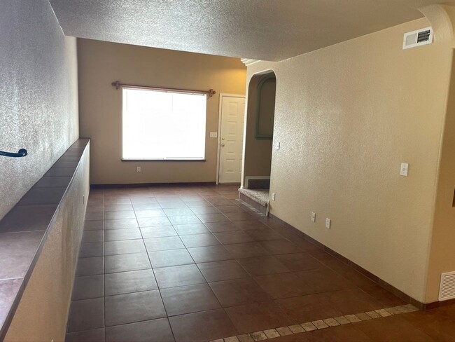 Building Photo - Spacious & Unique 3BD/2BA Townhome w/ Gara...