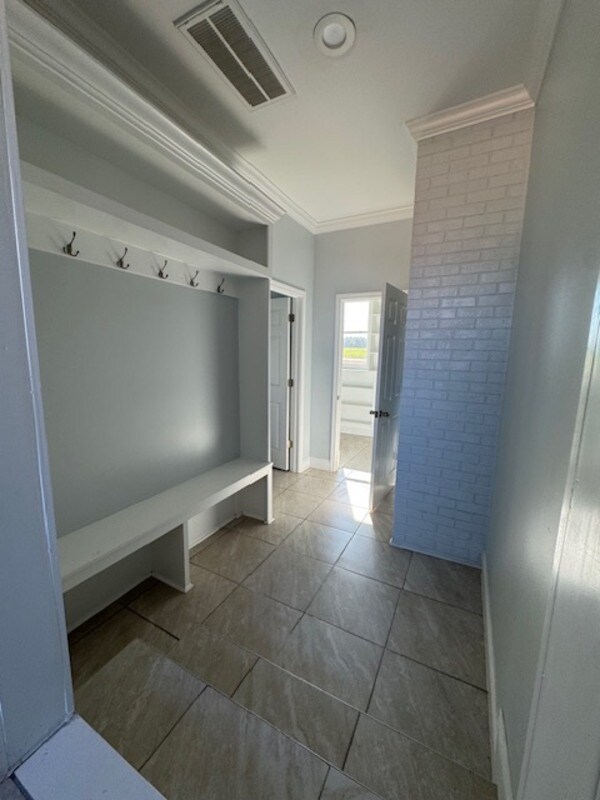 Building Photo - 584 Lakeview Rd