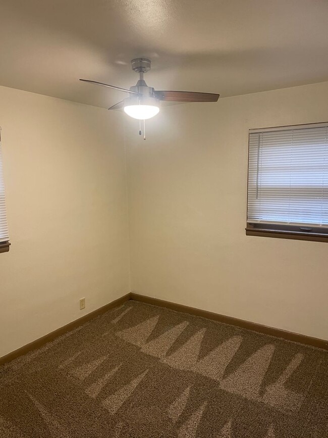 Building Photo - Immaculate 2 Ranch Style Bedroom Duplex