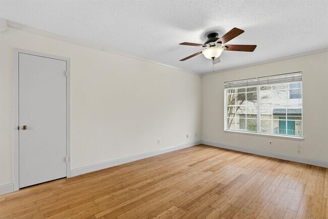 Building Photo - 3902 Peterson Ave