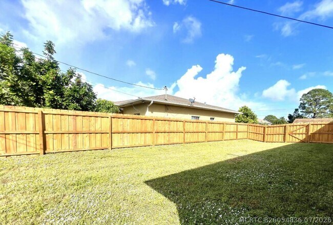 Building Photo - 341 SW Ridgecrest Dr