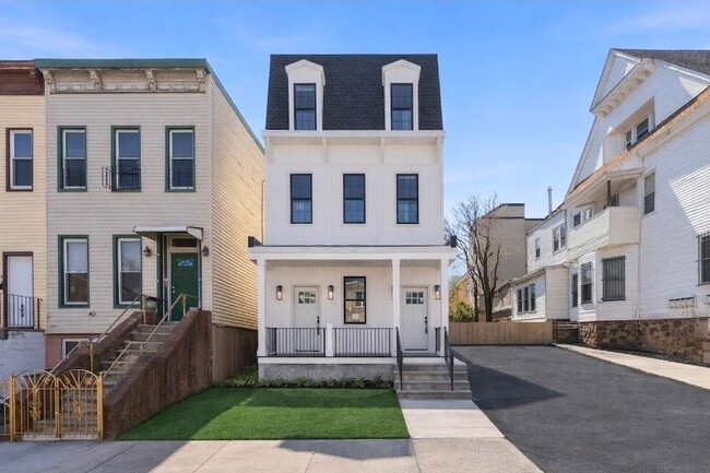 Building Photo - 113 Oak St