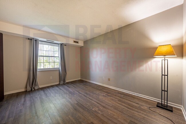 Building Photo - 10760 Ravenna Rd
