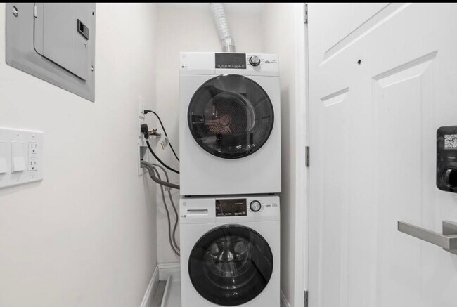 Building Photo - 233.5 Summit Ave