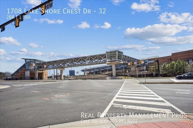 Building Photo - 1708 Lake Shore Crest Dr
