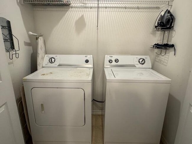 Building Photo - 3 Bedroom 2 1/2 Bathroom Townhome in the Gated community of Compass Bay