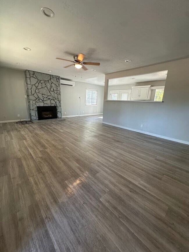 Building Photo - Beautifully upgraded interior, one dog considered.