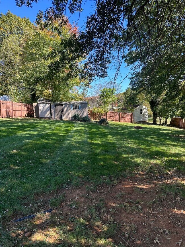 Building Photo - 3 bedrooms 2 baths, Split Level in the loc...
