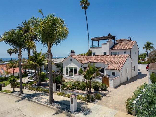 Building Photo - Prestigious Ocean View Retreat – Fully Rem...