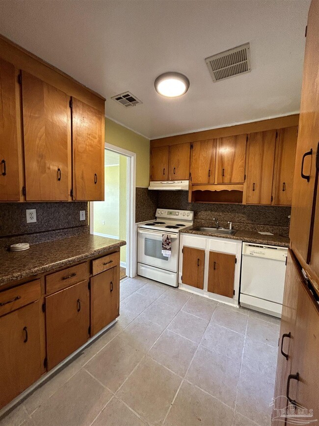 Building Photo - 517 Lakewood Rd