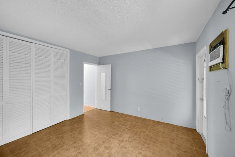 Building Photo - 2115 NE 42nd Ct