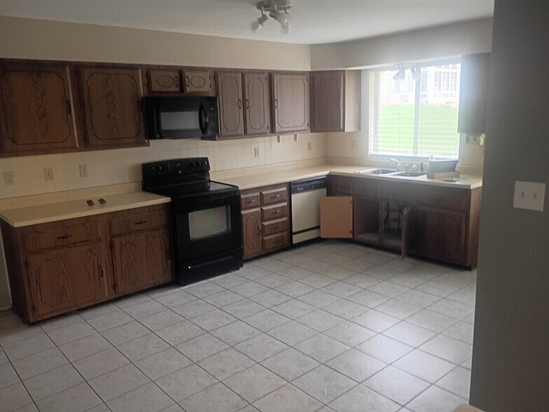 Building Photo - 4863 Vermilion Dr