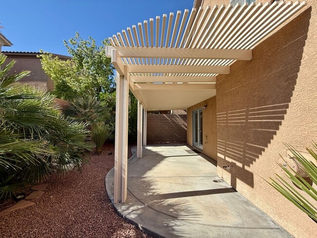 Building Photo - 2-Story Home  3 bedroom 2.5 bath in Gated ...