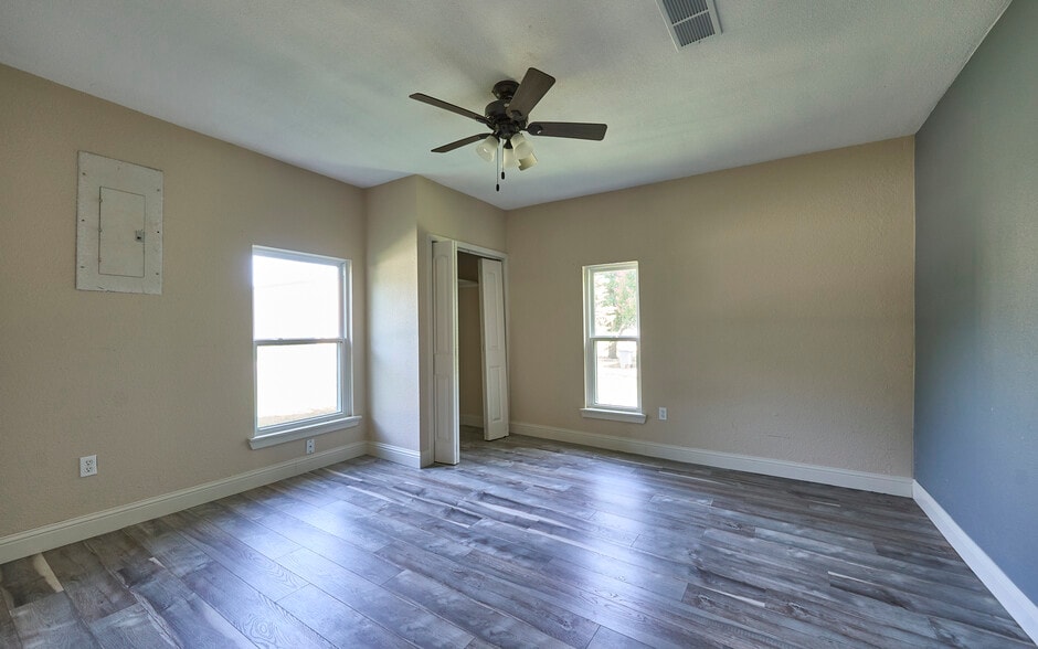 Building Photo - 401 S Ebrite St