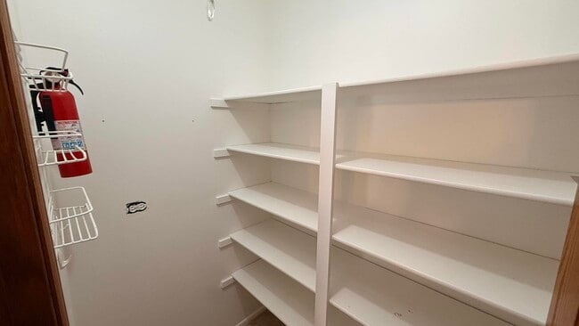 Building Photo - 220 Oak Knoll Ct