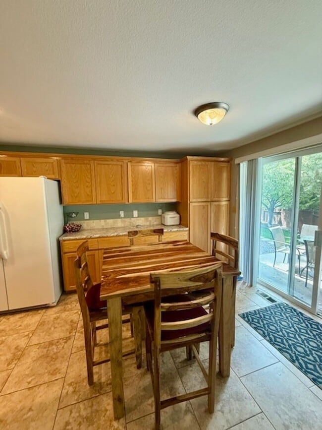 Building Photo - Lovely 3 Bedroom Single Level home with St...