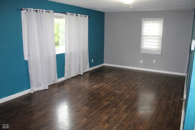 Building Photo - 3125 N Gladstone Ave
