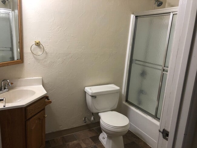 Building Photo - Well kept house near downtown Eugene with yard care included