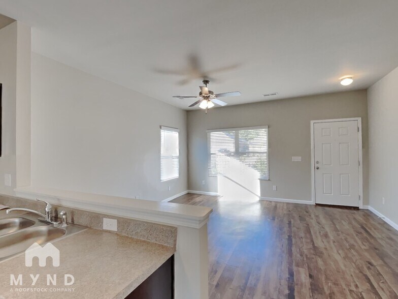 Building Photo - 743 The Heights Ln