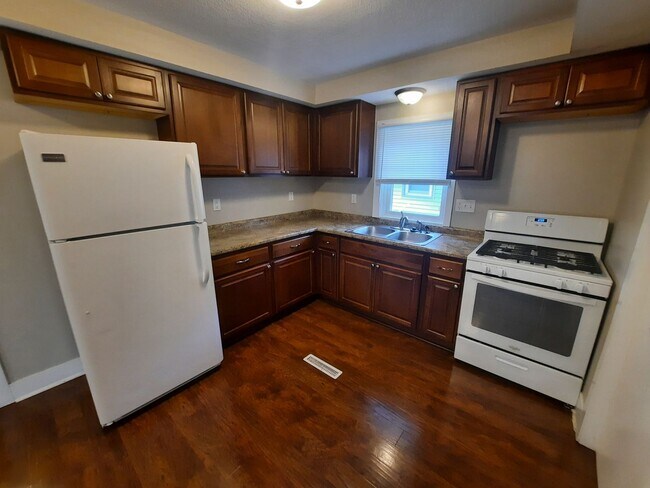 Building Photo - 3 Bedroom, 2 Bathroom Home with 1+ car attached garage