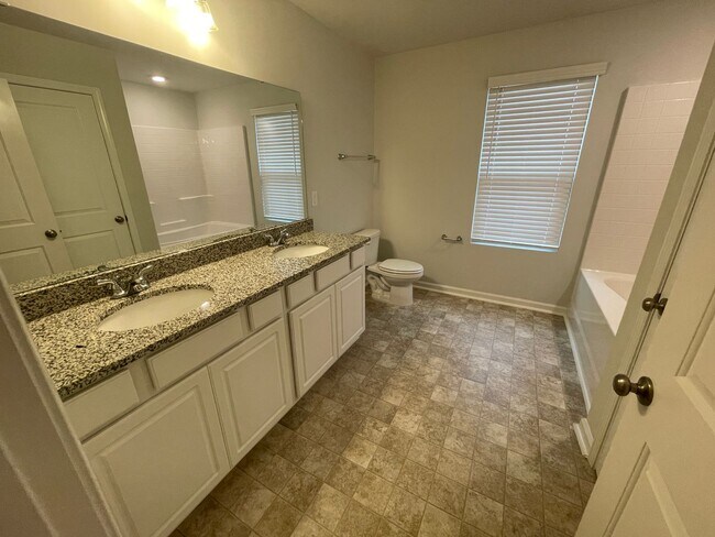 Building Photo - 3 bedroom home in Lexington area! Available in June