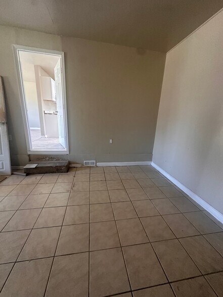 Building Photo - 4200 Narcissus Dr