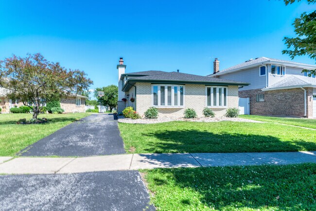 Building Photo - 16829 Creekside Ave