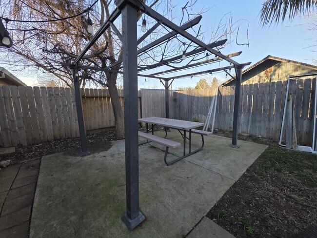 Building Photo - 303 Pinon Way