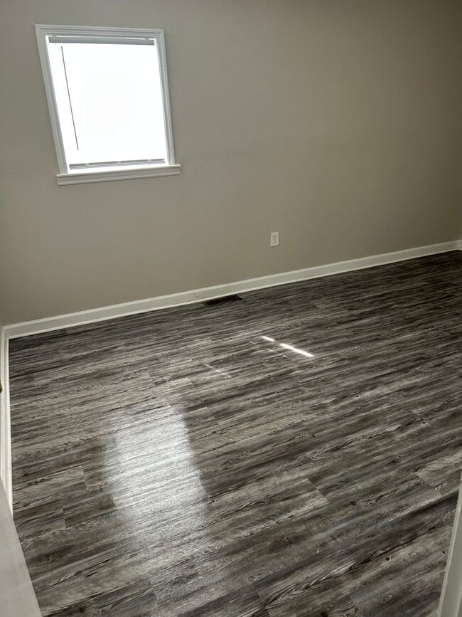 Building Photo - 3 Bedroom One Bath House For Rent