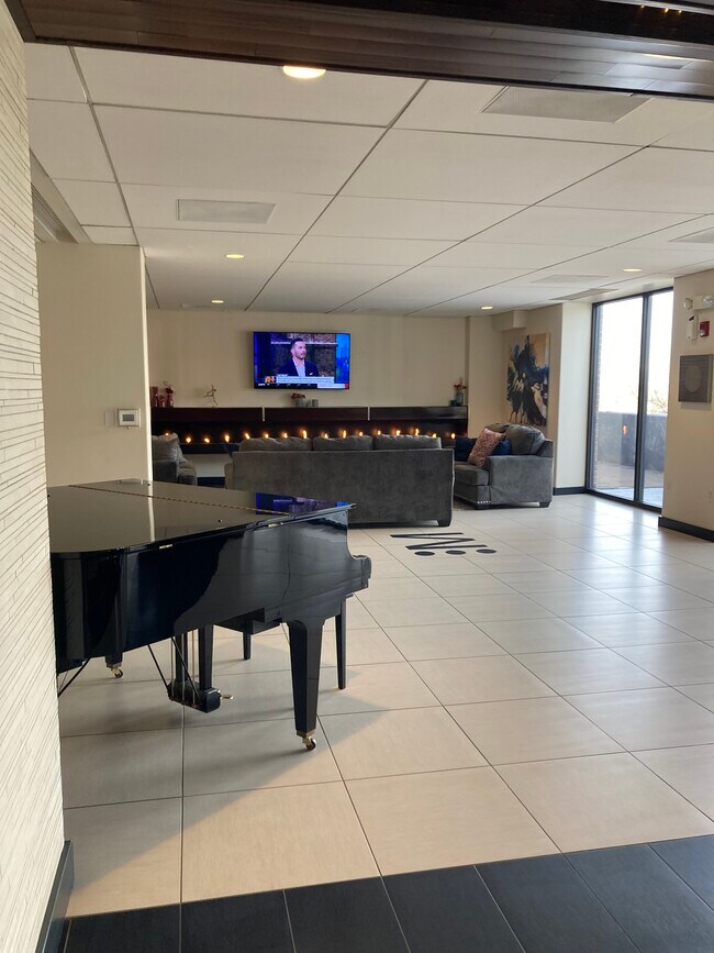 Lobby - 700 E 8th St