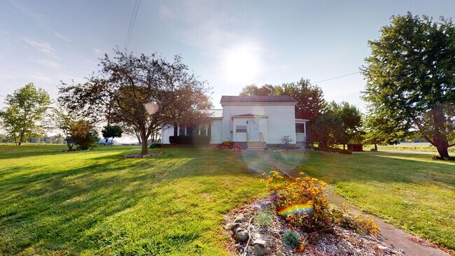 Building Photo - Country living in South Central! 3 bed/3 baths and large garage