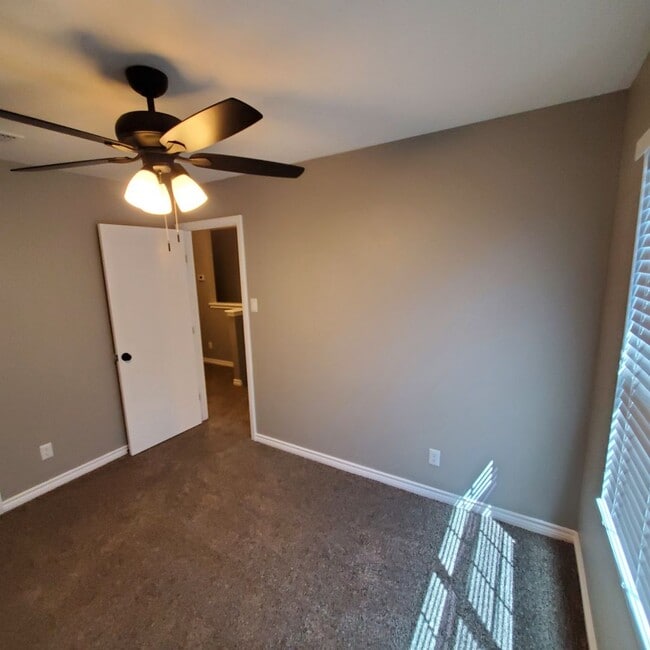 Building Photo - Beautiful Town Home