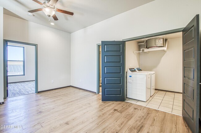 Building Photo - 312 E Overland Ave