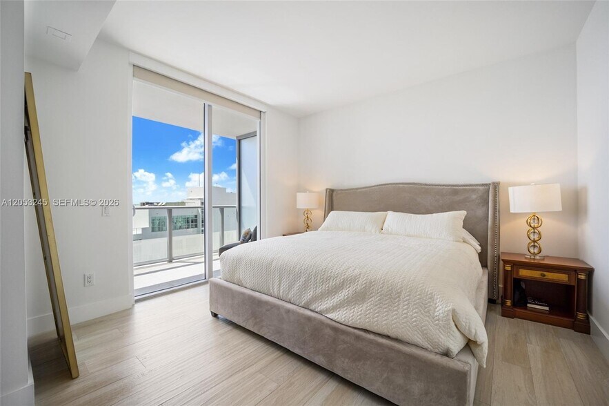 Building Photo - 1300 brickell bay Dr